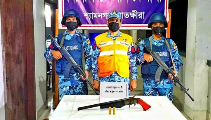 সাতক্ষীরায় কোস্ট গার্ডের অভিযানে গুলিসহ বন্দুক উদ্ধার