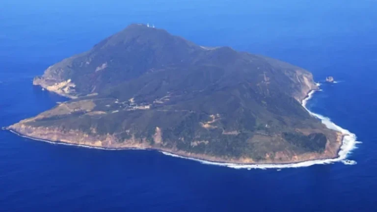 ১৬ দিনে ১৬০০ ভূমিকম্প, দ্বীপ ছাড়ছেন মানুষ