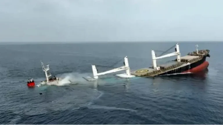 আবারও লোহিত সাগরে জাহাজে আক্রমণ হুতিদের