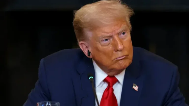 কানাডার উপর ৩৫ শতাংশ শুল্ক ঘোষণা ট্রাম্পের