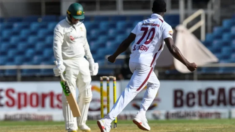 ১২ বছর পর বাদ লায়ন, অস্ট্রেলিয়ার ব্যাটিংয়ে ধস