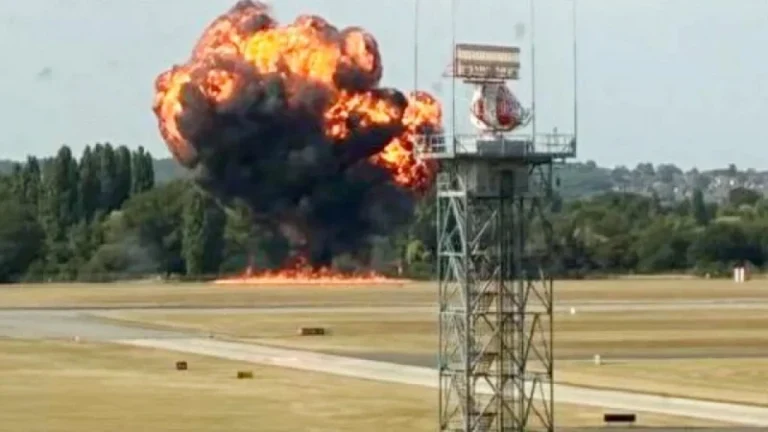 লন্ডনে উড্ডয়নের পরই উড়োজাহাজ বিধ্বস্ত, সব ফ্লাইট বাতিল