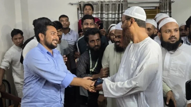 মধ্যরাতে চরমোনাই পীরের দরবারে এনসিপির নেতারা