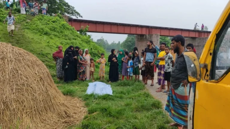 রেললাইনে গৃহবধূর দ্বিখণ্ডিত মরদেহ, স্বামী পলাতক