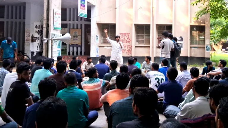 রাকসুর তফসিল ঘোষণার দাবিতে ছাত্রশিবিরের অবস্থান কর্মসূচি