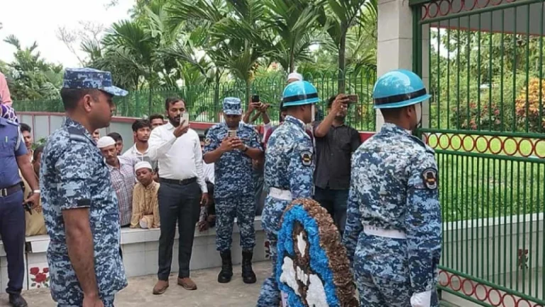 নিহত শিক্ষিকা মাসুকার কবরে বিমানবাহিনীর ‘গার্ড অব অনার’