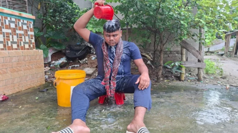 গোপালগঞ্জে দুধ দিয়ে গোসল করে ছাত্রলীগ থেকে পদত্যাগ