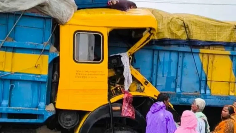 দাঁড়িয়ে থাকা ট্রাকে ধাক্কা, অপর ট্রাকের চালক নিহত
