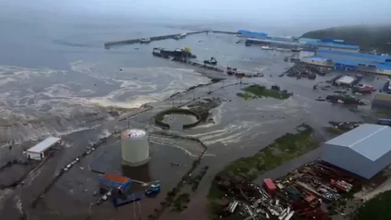ভূমিকম্পের পর রাশিয়ায় আঘাত হেনেছে সুনামি