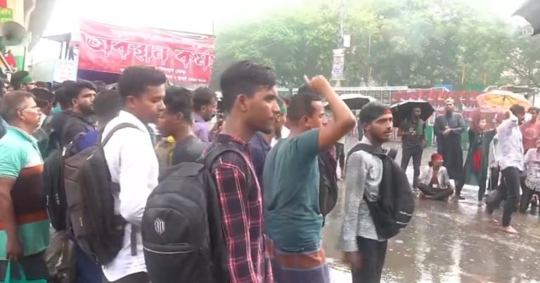 জুলাই সনদের দাবিতে আজও শাহবাগ মোড় অবরোধ