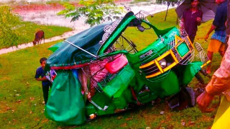 কক্সবাজারে ট্রেনের ধাক্কায় সিএনজির ৪ যাত্রী নিহত