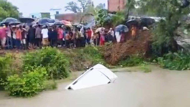 উত্তর প্রদেশে মন্দিরে যাওয়ার পথে গাড়ি উল্টে ১১ জনের মৃত্যু
