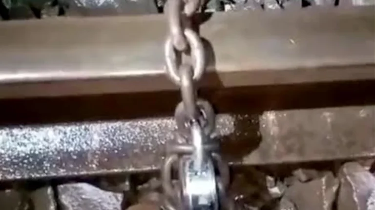 রেললাইনে শিকল পেঁচিয়ে নাশকতার চেষ্টা, অল্পের জন্য রক্ষা পেলো শতাধিক যাত্রী
