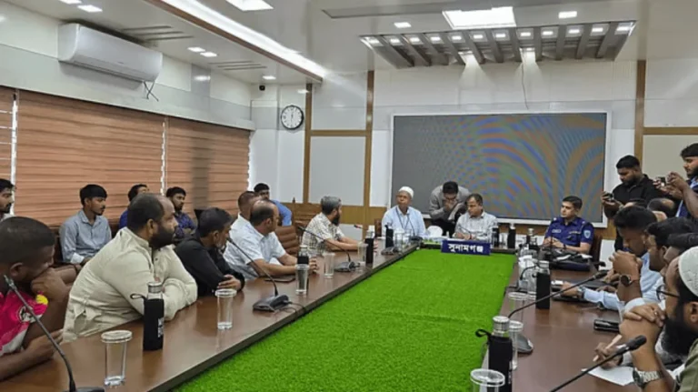 সুনামগঞ্জে বৈঠকের পর ধর্মঘট প্রত্যাহার করলেন পরিবহনশ্রমিকেরা