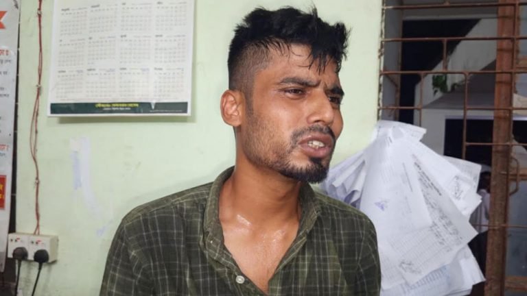 বিজয় কনসার্ট চলাকালে দেশীয় অস্ত্রসহ কলেজছাত্র আটক