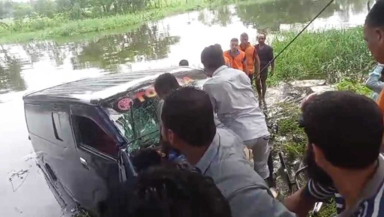 নিয়ন্ত্রণ হারিয়ে মাইক্রোবাস খালে, একই পরিবারের ৭ জন নিহত