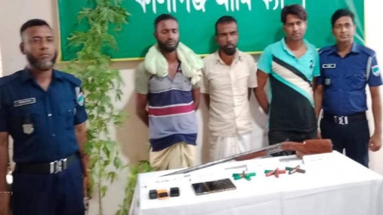 সাতক্ষীরায় একনলা বন্দুক, ১৪ রাউন্ড গুলিসহ আটক ৩