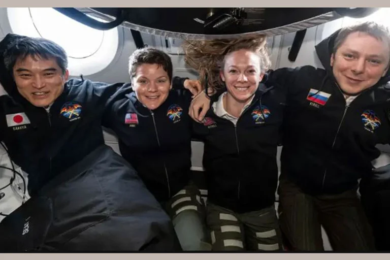 মহাকাশ স্টেশন থেকে পৃথিবীতে যাত্রা শুরু পাঁচ নভোচারীর