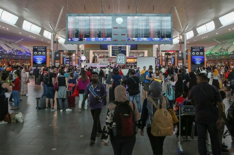 মালয়েশিয়ায় ৫৪ লাখ টাকার সোনা ও স্মার্টফোনসহ ৪ বাংলাদেশি আটক