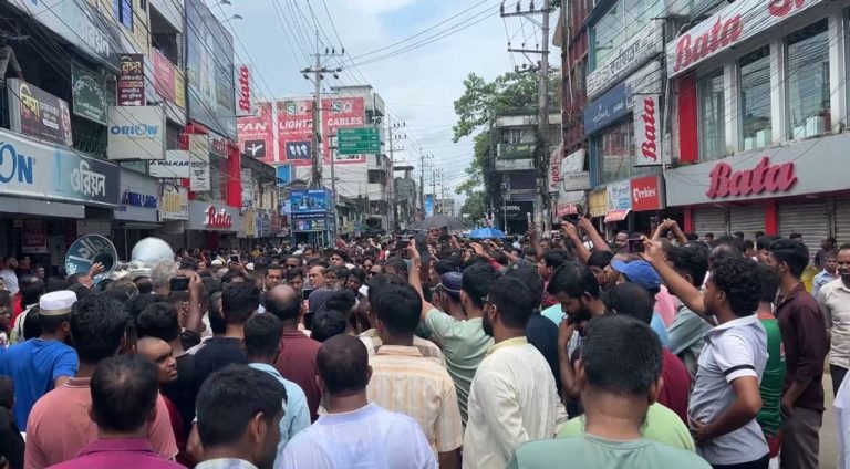 মৌলভীবাজারে ব্যবসায়ী হত্যার প্রতিবাদে দোকানপাট বন্ধ রেখে বিক্ষোভ