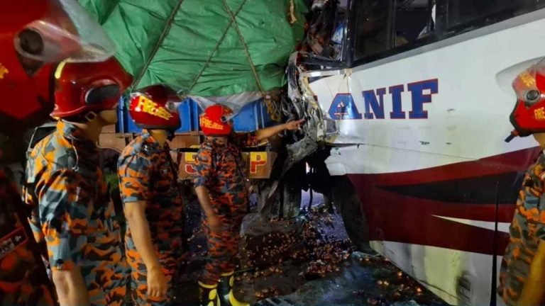 ঢাকা-মাওয়া এক্সপ্রেসওয়েতে ট্রাকের পেছনে বাসের ধাক্কা, নিহত ১