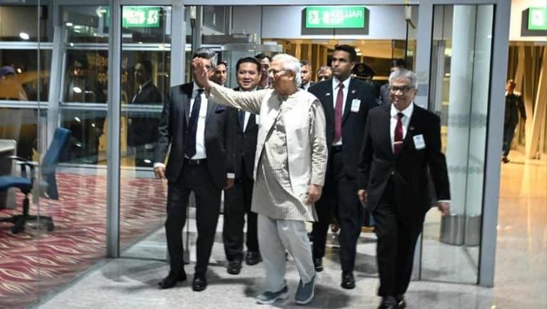 মালয়েশিয়ায় পৌঁছেছেন প্রধান উপদেষ্টা