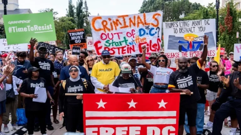 ন্যাশনাল গার্ড মোতায়েনের প্রতিবাদে ওয়াশিংটন ডিসিতে ট্রাম্পবিরোধী বিক্ষোভ