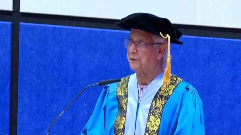 প্রধান উপদেষ্টাকে সম্মানসূচক ডক্টরেট ডিগ্রি প্রদান করল ইউকেএম