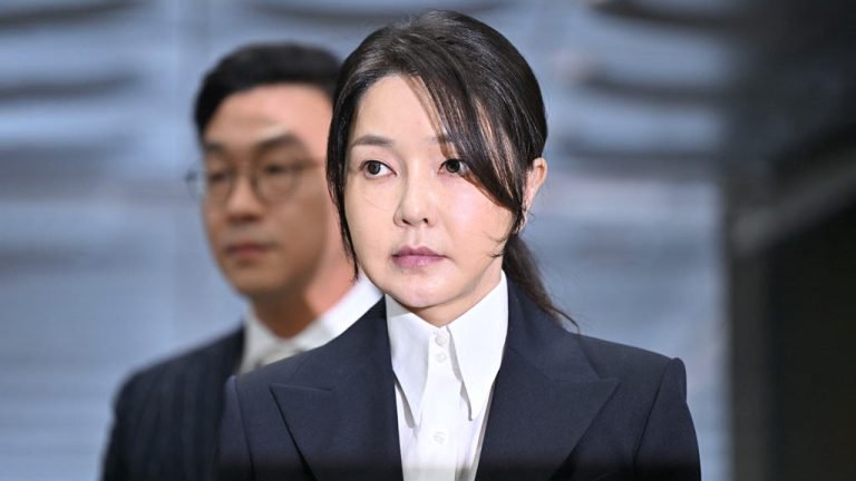 এবার ঘুষ গ্রহণের মামলায় গ্রেপ্তার কোরিয়ার কারাবন্দি সাবেক প্রেসিডেন্টের স্ত্রী