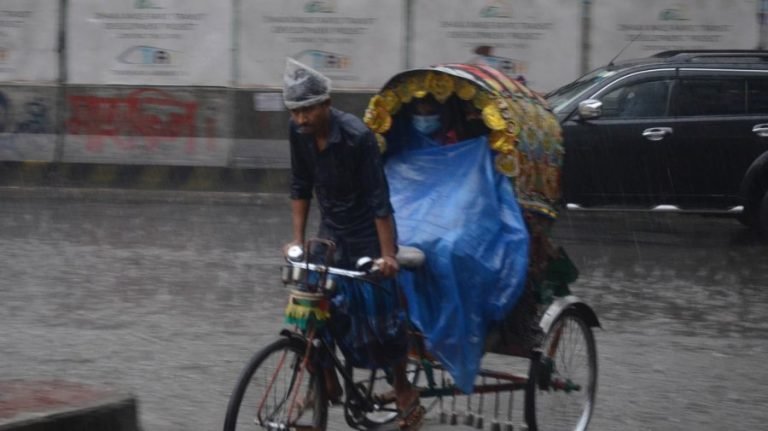 রাজধানীসহ দেশের বিভিন্ন অঞ্চলে বৃষ্টি, থাকতে পারে কয়েক দিন