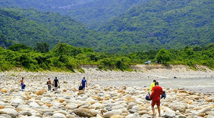 সিলেটে সাদাপাথরে অভিযান: ৭০ ট্রাক জব্দ, ৩৫ হাজার ঘনফুট পাথর উদ্ধার
