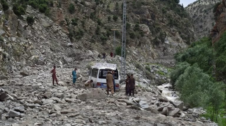 পাকিস্তানে আকস্মিক বন্যা ও ভূমিধসে ২৫ জনের মৃত্যু