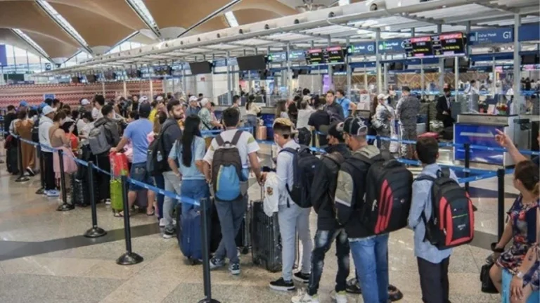 বিমানবন্দর থেকে ফের ৯৮ বাংলাদেশিকে ফেরত পাঠালো মালয়েশিয়া