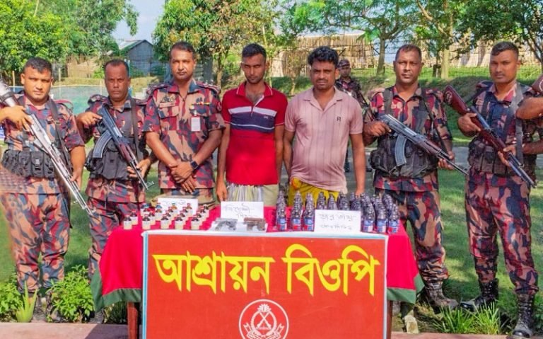 দৌলতপুর সীমান্তে ১০ কোটি টাকার মাদক ও অস্ত্রসহ দুই চোরাকারবারি আটক