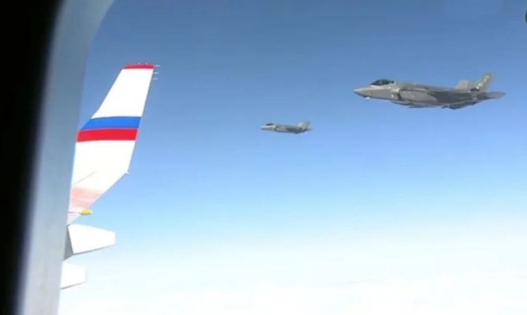 আলাস্কা থেকে ফেরার পথে পুতিনকে পাহারা দিচ্ছে এফ-২২ যুদ্ধবিমান