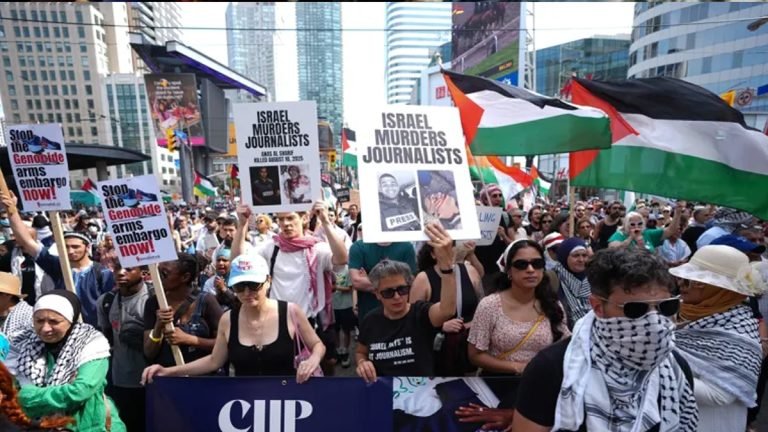 গাজায় গণহত্যার প্রতিবাদে কানাডার টরন্টোতে হাজারো মানুষের বিক্ষোভ