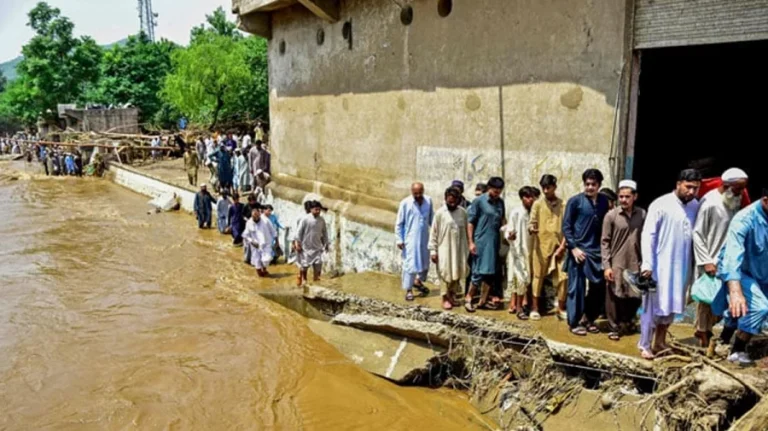 বন্যায় বিপর্যস্ত পাকিস্তান, ৪৮ ঘণ্টায় ৩৪৪ জনের প্রাণহানি