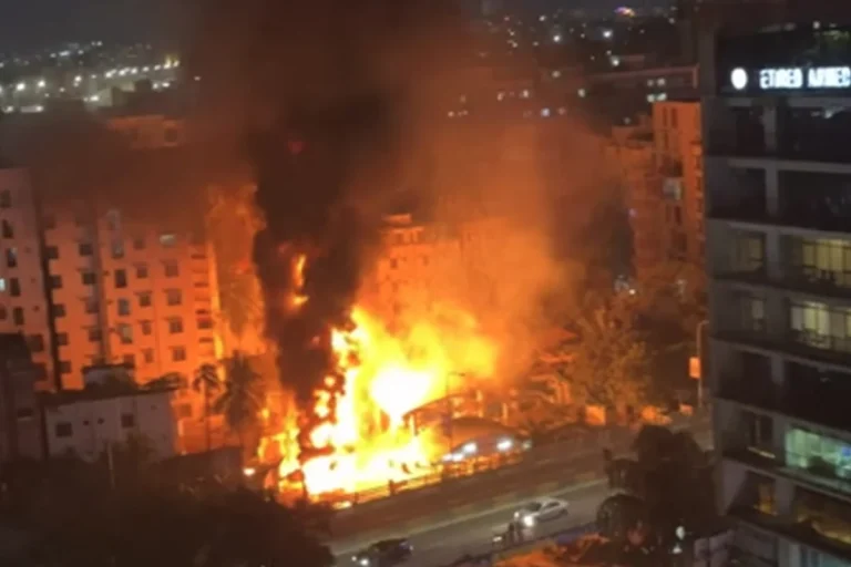 মহাখালীতে পেট্রোল পাম্পে ভয়াবহ আগুন, বিস্ফোরণের শব্দে আতঙ্ক