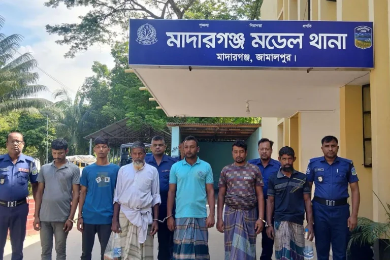 ইয়াবা ব্যবসায়ীকে ছিনিয়ে নিল স্বজনরা, গ্রেফতার ৪