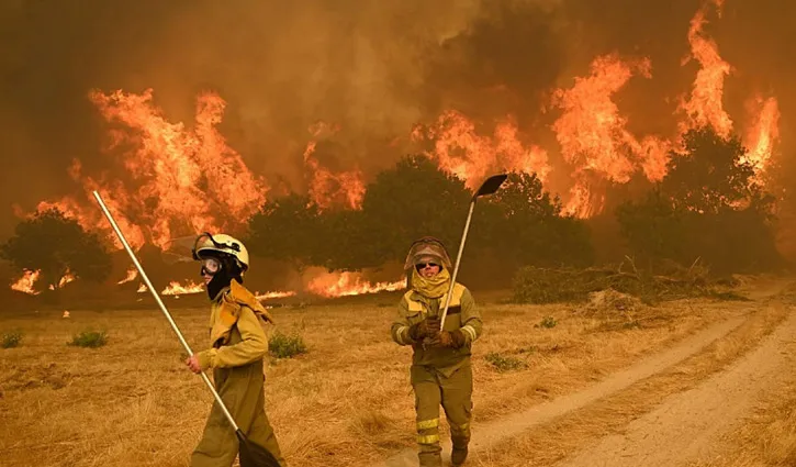 স্পেনজুড়ে ভয়াবহ দাবানল, ঘরছাড়া হাজার হাজার মানুষ