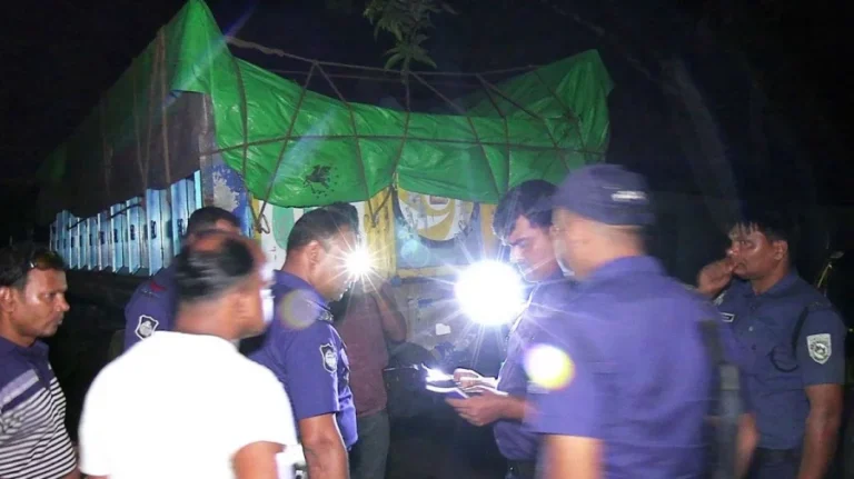 ঠাকুরগাঁওয়ে এবার মিললো ট্রাকভর্তি সরকারি সার, পালিয়েছে চালক-হেলপার