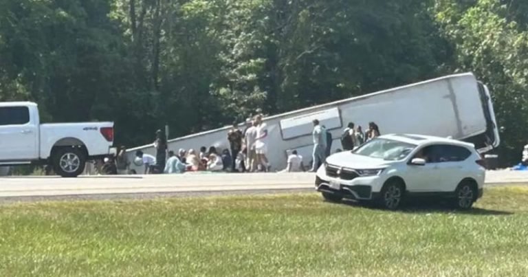 নিউইয়র্কে পর্যটকবাহী বাস উল্টে শিশুসহ নিহত ৫, আহত ৪০