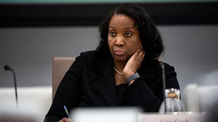 মার্কিন কেন্দ্রীয় ব্যাংকের গভর্নরকে অপসারণের নির্দেশ ট্রাম্পের