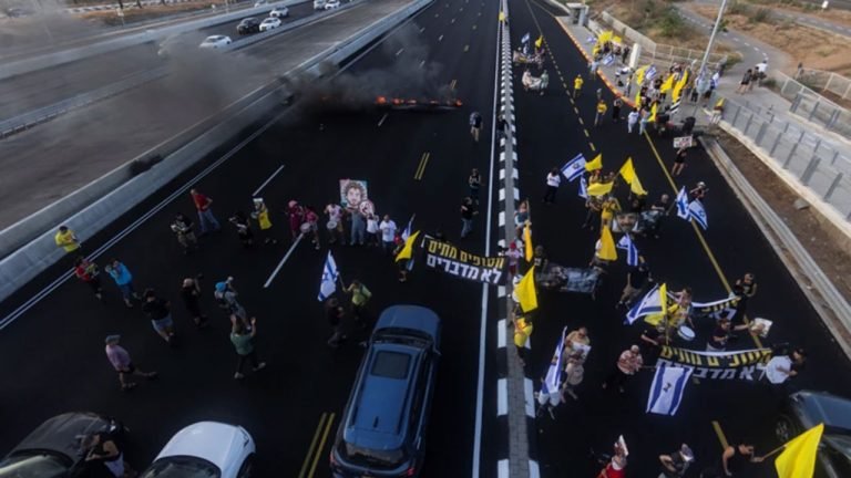 গাজায় যুদ্ধবিরতির দাবিতে ইসরাইলে বিক্ষোভ, সড়ক অবরোধ