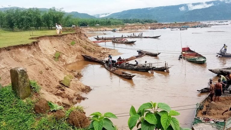 সিলেটে সাদা পাথর লুটের ঘটনার পর এবার সুনামগঞ্জে সতর্কবার্তা