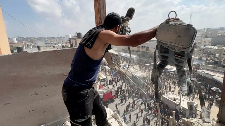 পাঁচ সাংবাদিকসহ ২১ জনকে হত্যা করল ইসরায়েল