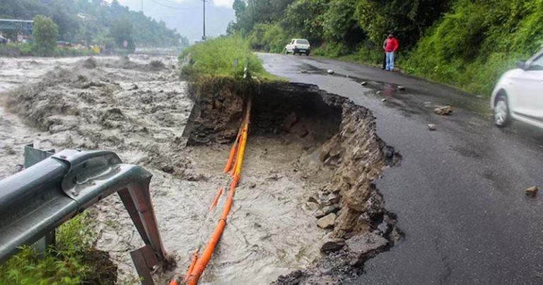 জম্মু কাশ্মিরে বৃষ্টি-ভূমিধসে ১০ জনের মৃত্যু