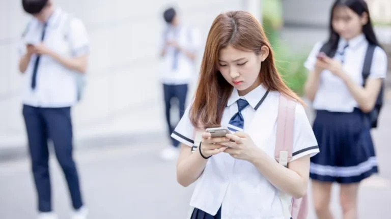 দক্ষিণ কোরিয়ায় স্কুলের ক্লাসরুমে মোবাইল ফোন নিষিদ্ধ করে আইন পাস