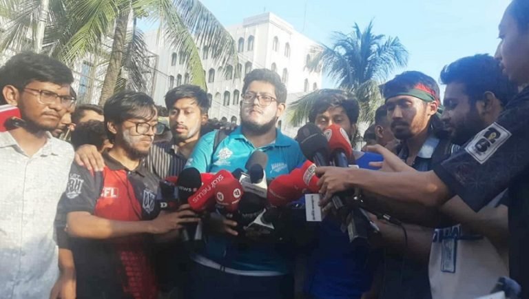 ৫ দাবি ঘোষণা করে অনড় প্রকৌশল শিক্ষার্থীরা