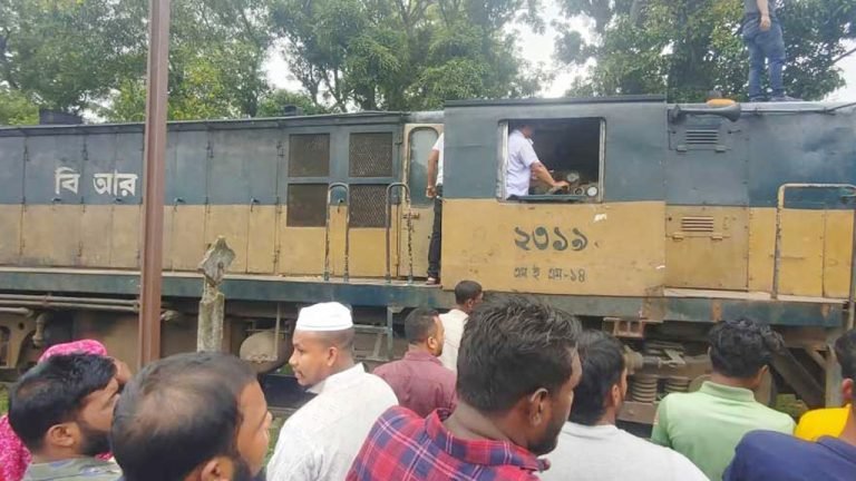 বলাকা কমিউটার ট্রেনের ইঞ্জিনে আগুন